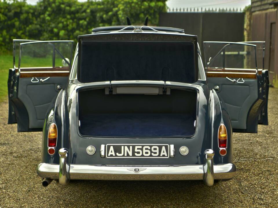 Image 15/50 of Bentley S 3 Continental Flying Spur (1963)
