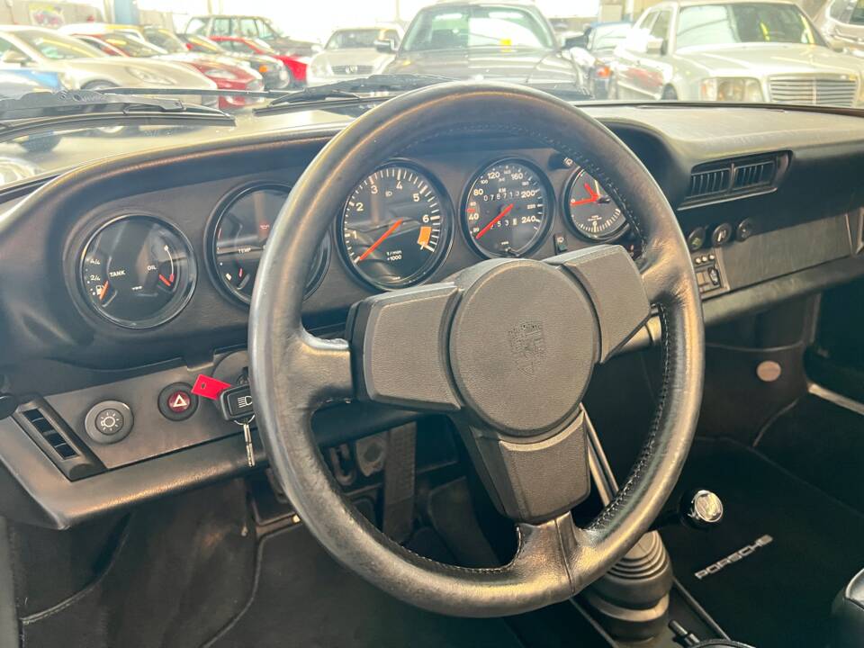 Image 13/71 de Porsche 911 SC 3.0 (1983)