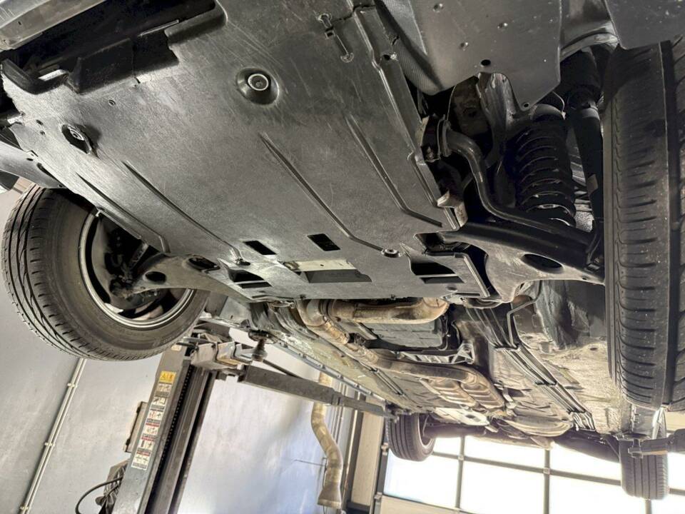 Immagine 34/36 di Mercedes-Benz 500 E (1991)