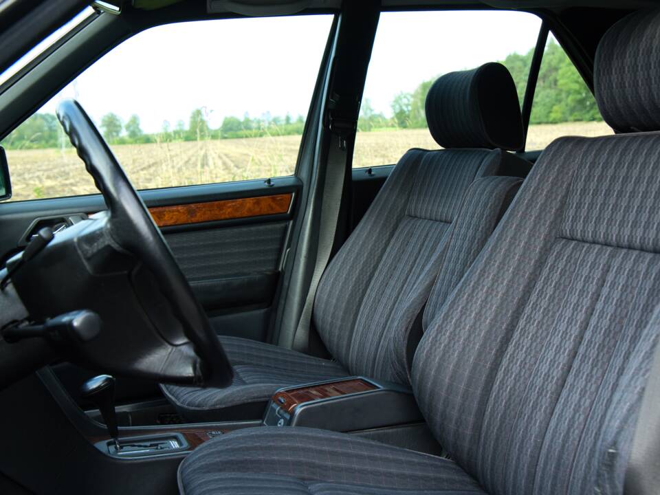 Image 26/63 of Mercedes-Benz 220 E (1993)