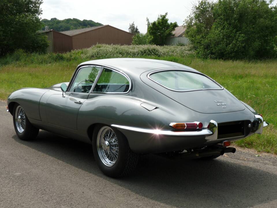 Image 6/22 de Jaguar E-Type (1968)