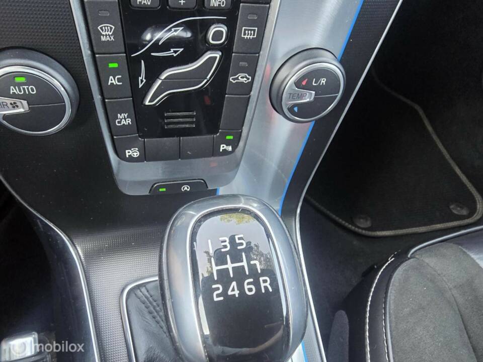 Imagen 28/42 de Volvo V40 D4 R-Design (2014)