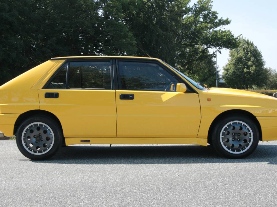 Image 6/84 of Lancia Delta HF Integrale (1991)