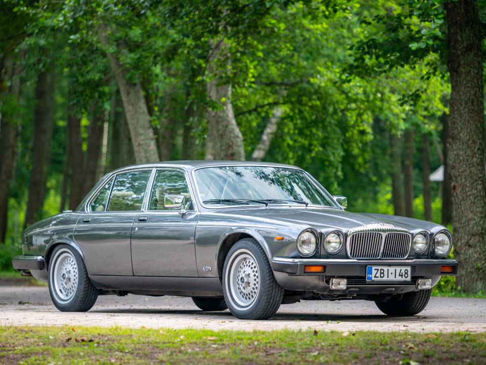 Image 7/42 of Daimler Double Six (1989)