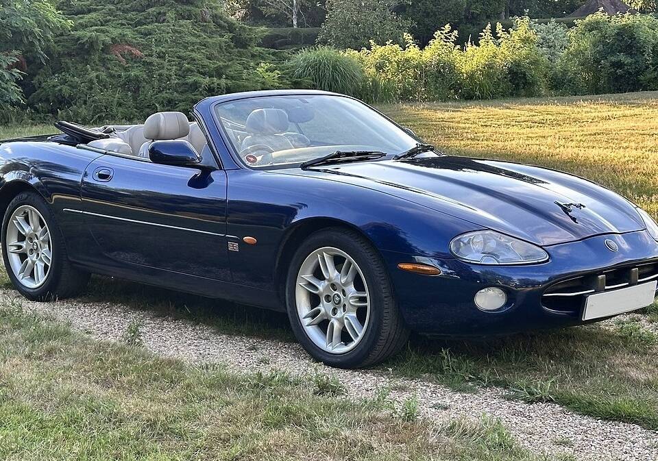 Image 34/36 of Jaguar XK8 4.0 (2001)