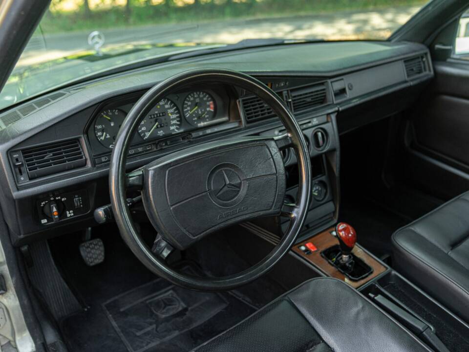 Obraz 32/50 pojazdu Mercedes-Benz 190 E 2.3-16 (1985)