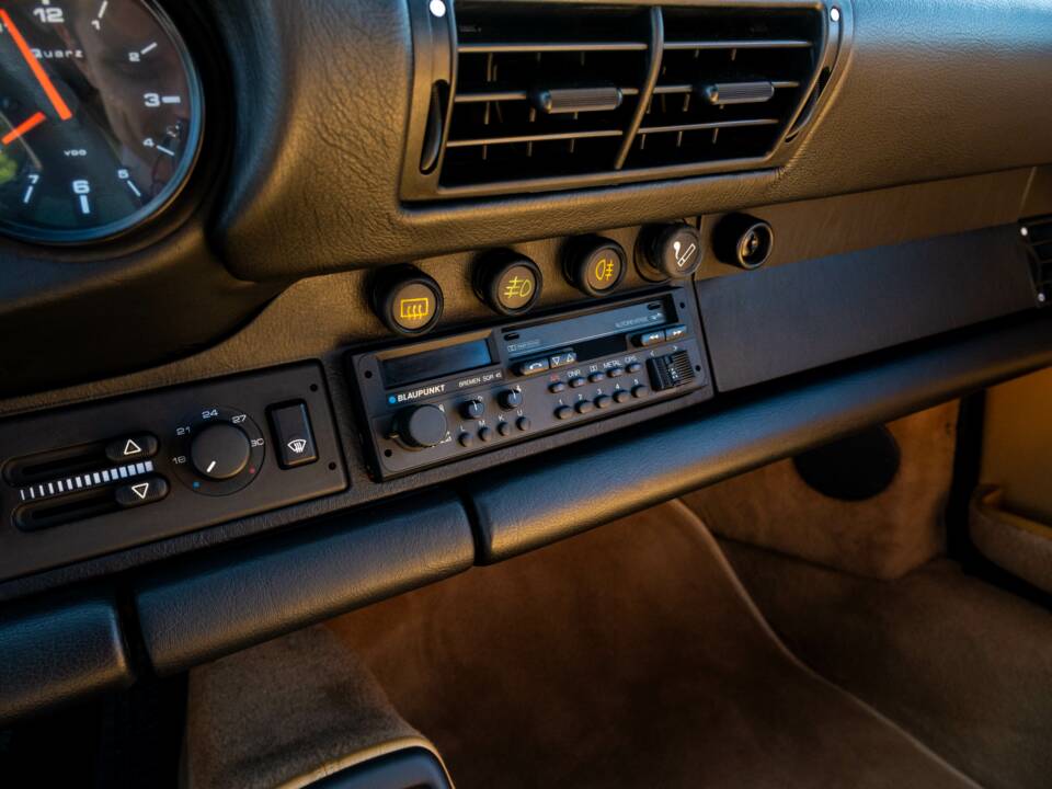 Image 21/35 of Porsche 911 Carrera 2 (1990)