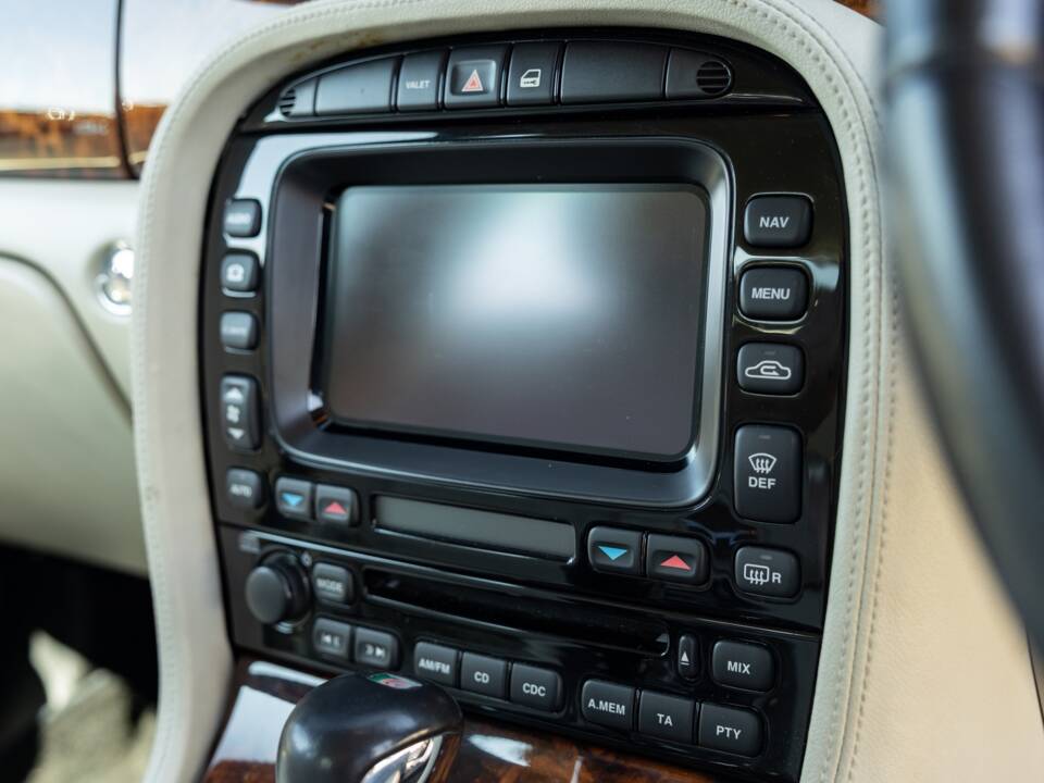 Image 25/43 of Jaguar XJR (2003)