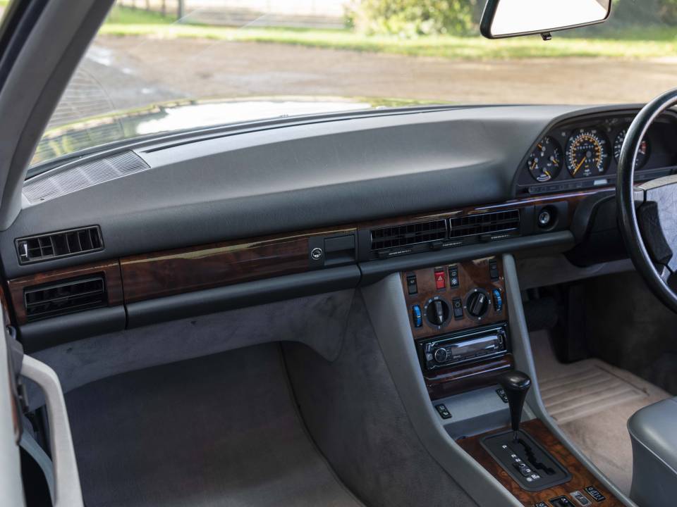 Image 23/36 of Mercedes-Benz 420 SEC (1990)