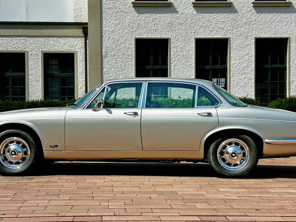 Image 1/10 de Jaguar XJ 12 L (1975)