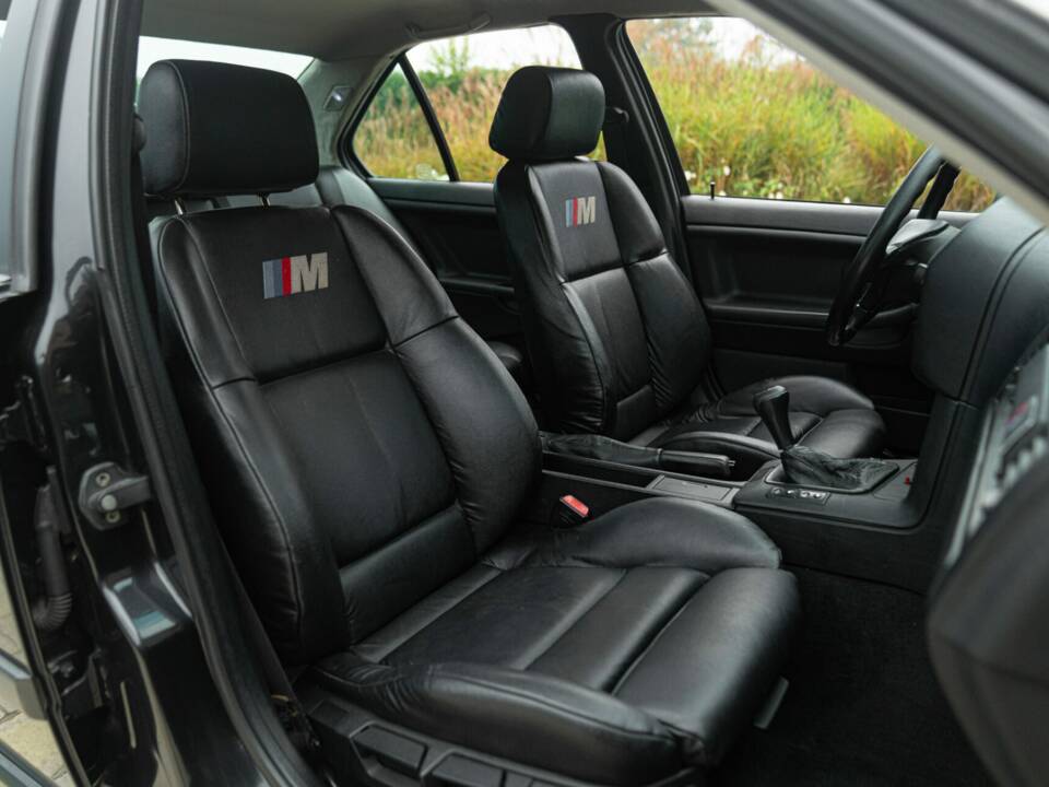 Image 24/50 of BMW 318 (1994)