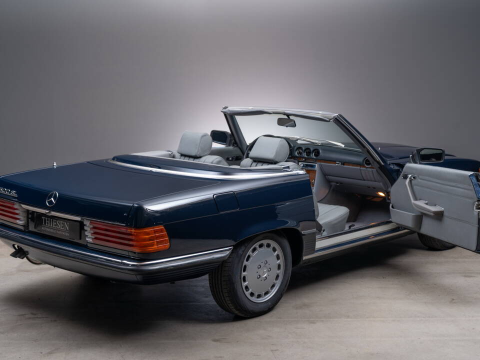Image 7/24 of Mercedes-Benz 500 SL (1983)