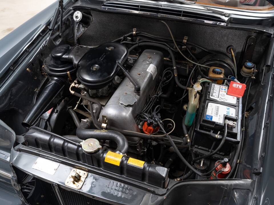 Bild 30/31 von Mercedes-Benz 230 S Universal (1967)