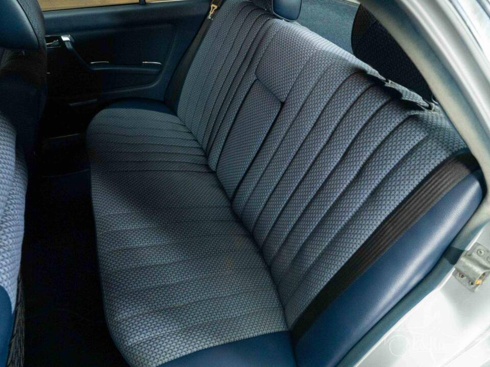 Imagen 11/19 de Mercedes-Benz 250 (1978)