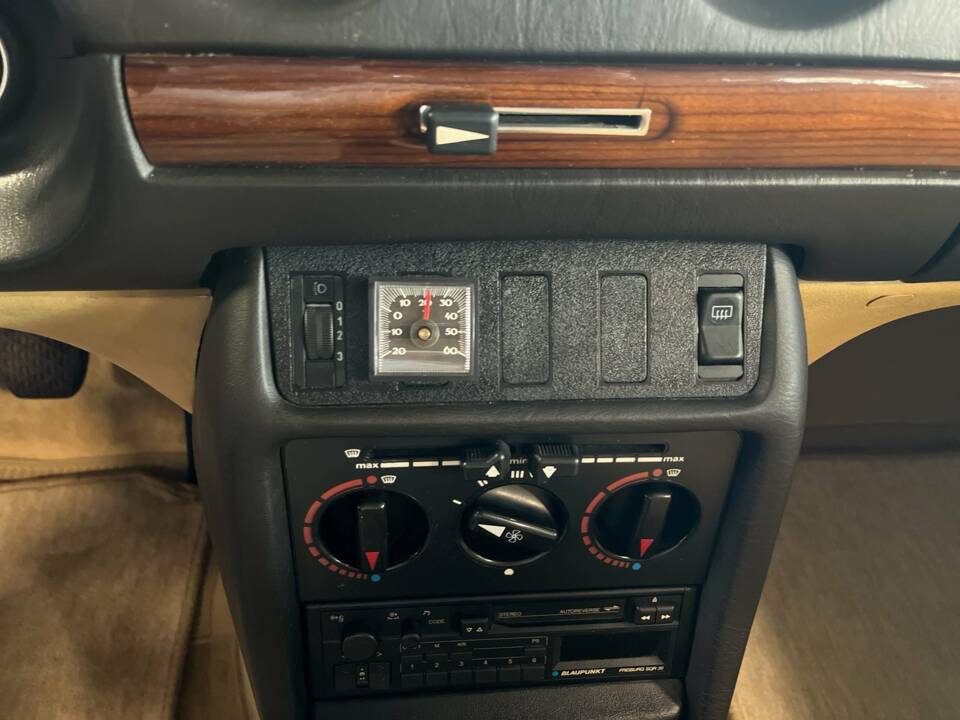 Image 19/21 of Mercedes-Benz 230 E (1983)