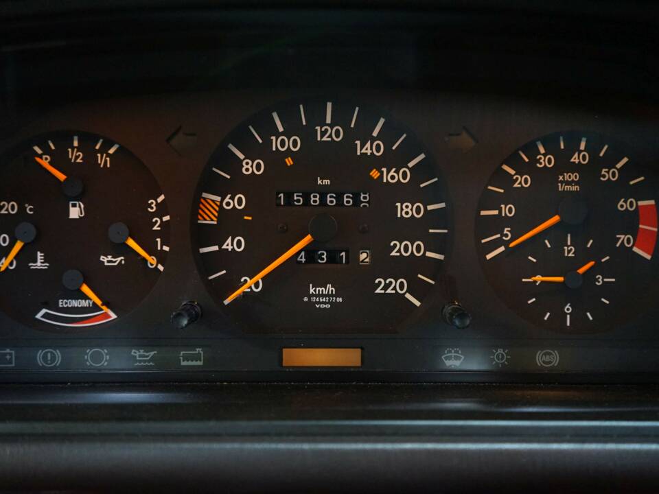 Bild 24/33 von Mercedes-Benz 230 E (1990)