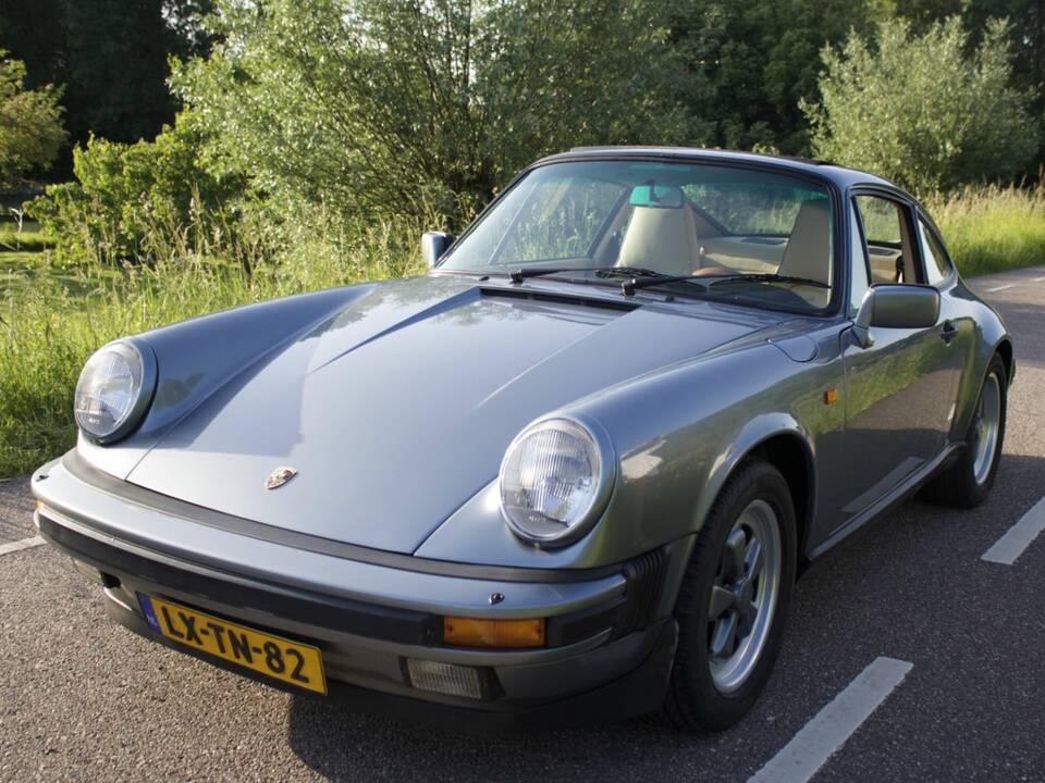Image 4/8 de Porsche 911 Carrera 3.2 (1985)