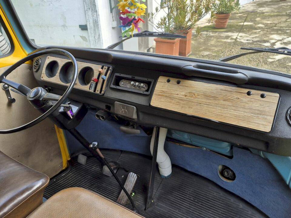 Bild 35/50 von Volkswagen T2b Kastenwagen (1976)