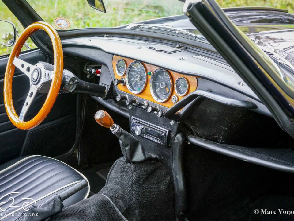 Image 13/60 of Triumph Spitfire Mk III (1970)