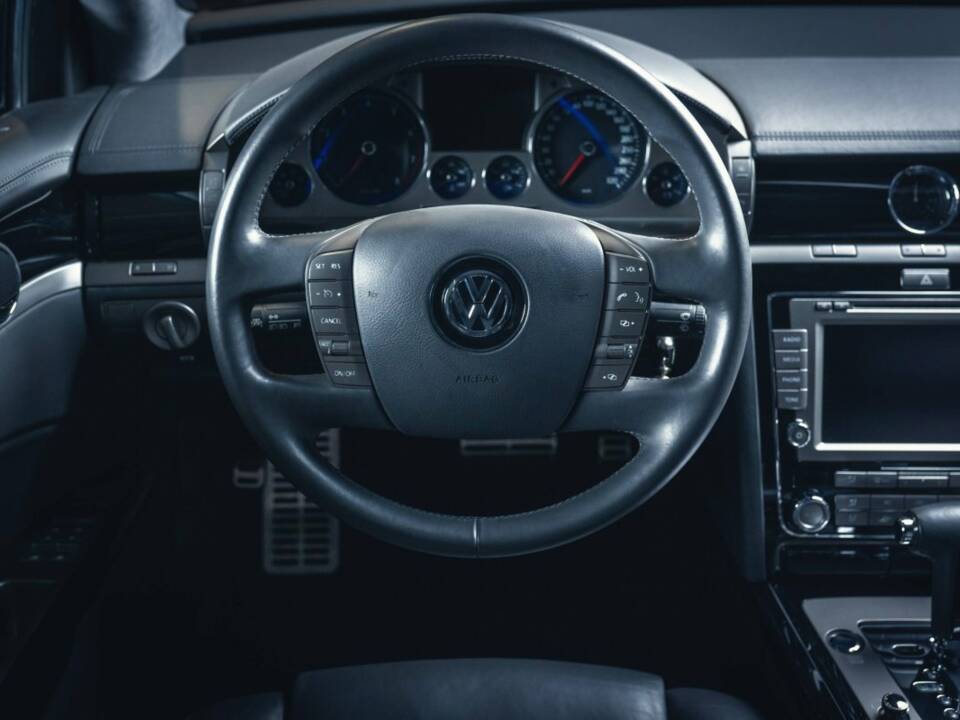 Image 13/15 of Volkswagen Phaeton W12 (2010)