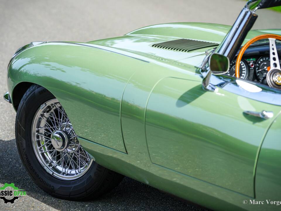 Image 53/60 de Jaguar E-Type (1969)
