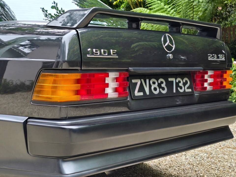 Image 40/69 de Mercedes-Benz 190 E 2.3-16 (1985)