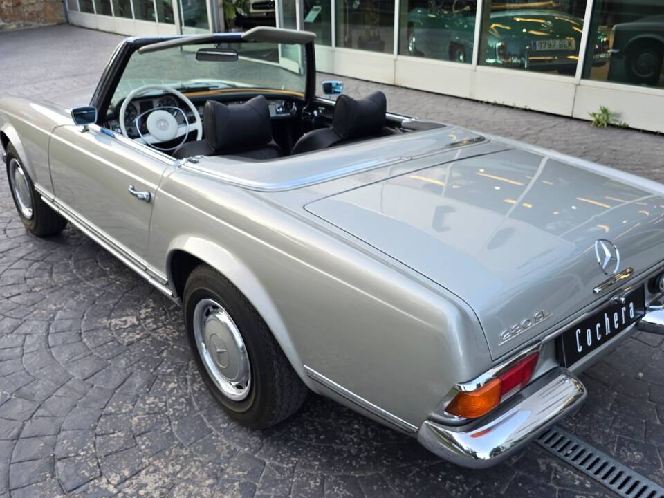 Image 21/26 de Mercedes-Benz 280 SL (1970)