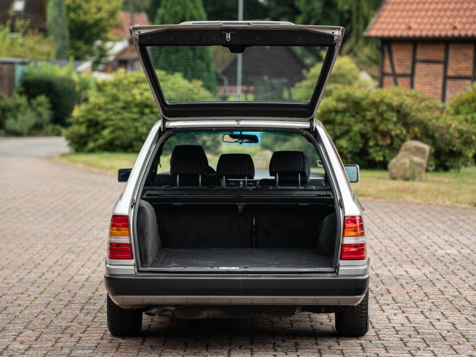 Imagen 18/72 de Mercedes-Benz 250 TD (1991)
