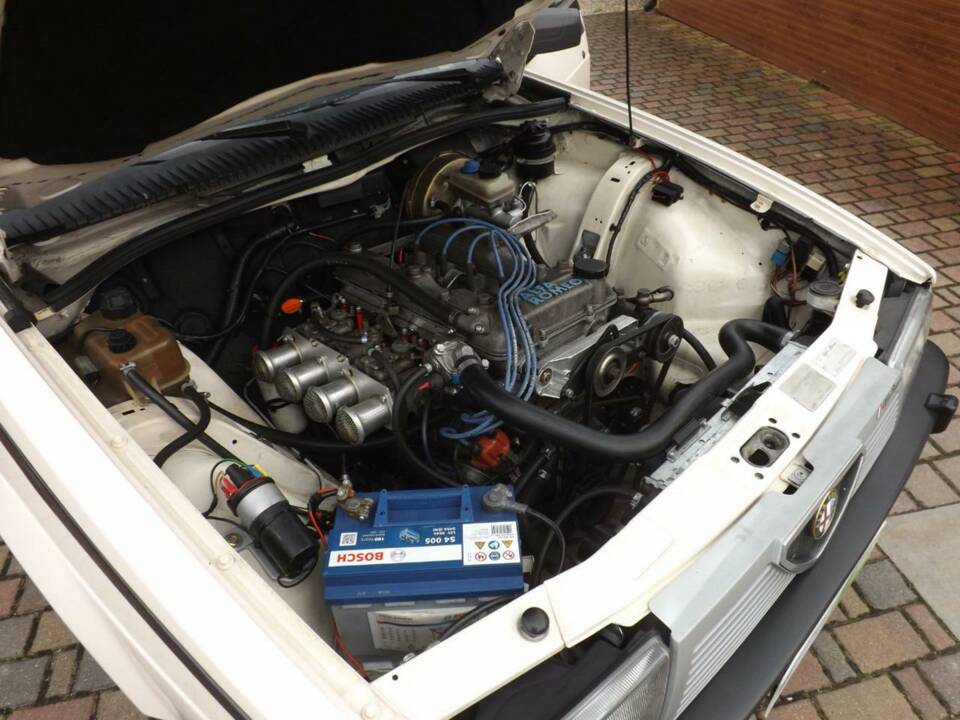 Image 44/50 de Alfa Romeo 75 2.0 (1986)