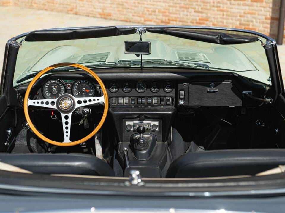 Bild 48/50 von Jaguar E-Type (1968)