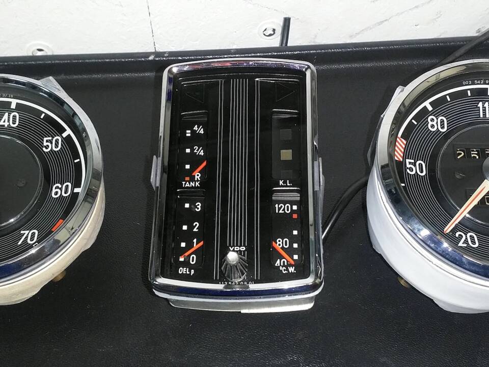Image 17/28 of Mercedes-Benz 230 SL (1965)