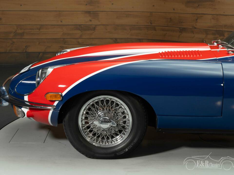 Image 6/8 de Jaguar E-Type (1970)