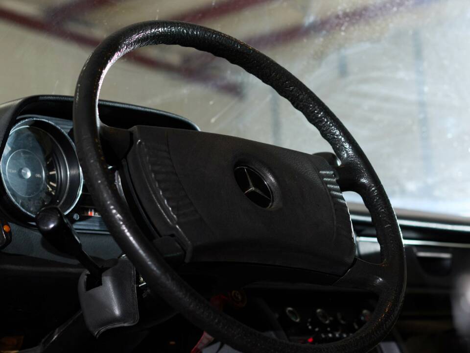 Image 33/64 of Mercedes-Benz 230/6 LWB (1976)