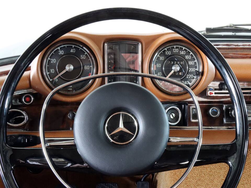 Image 2/99 of Mercedes-Benz 280 SE 3,5 (1971)