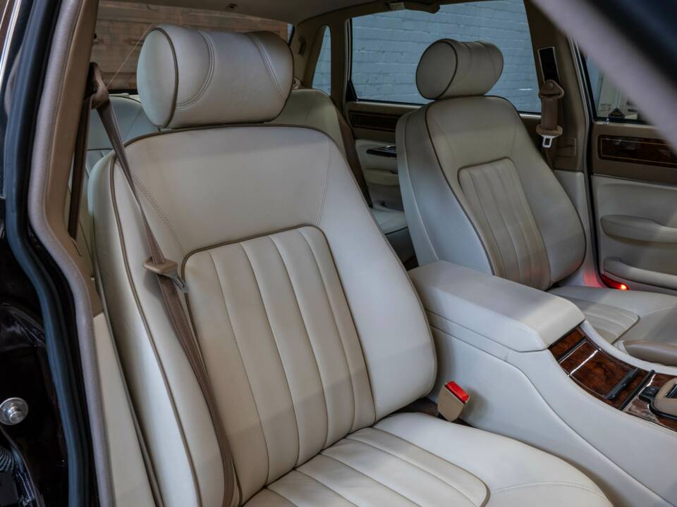 Image 16/30 of Jaguar XJ12 6.0 (1994)