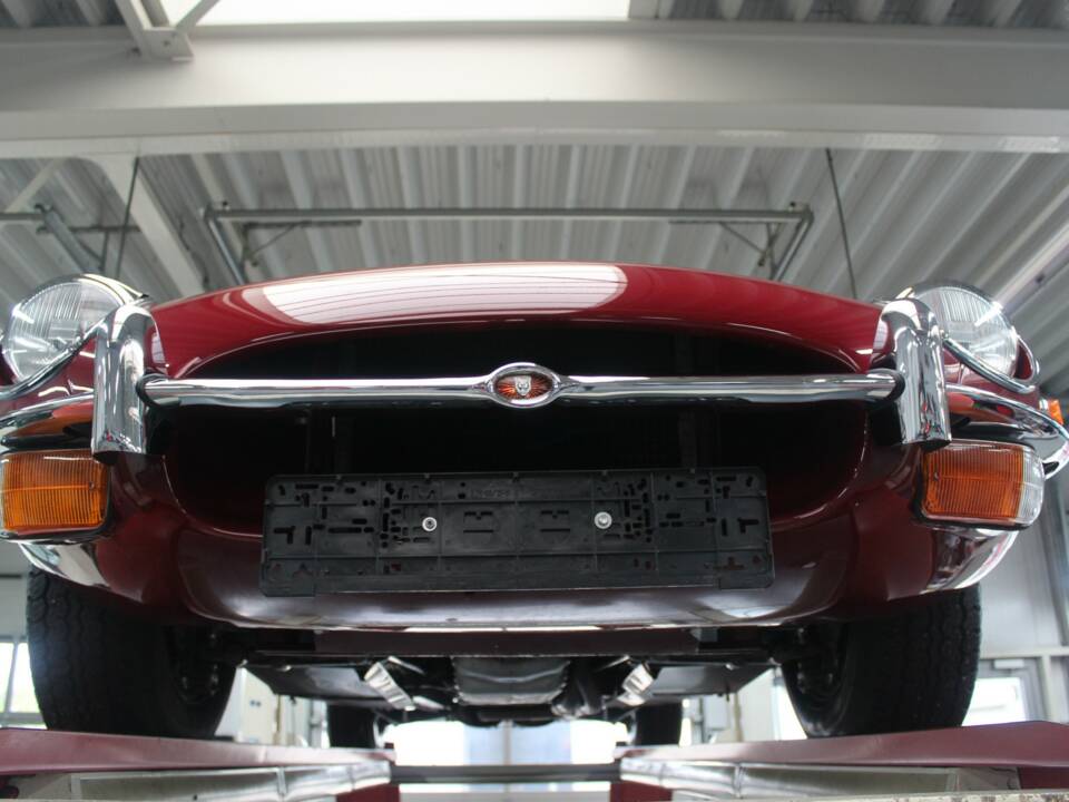 Image 19/50 de Jaguar E-Type (1969)