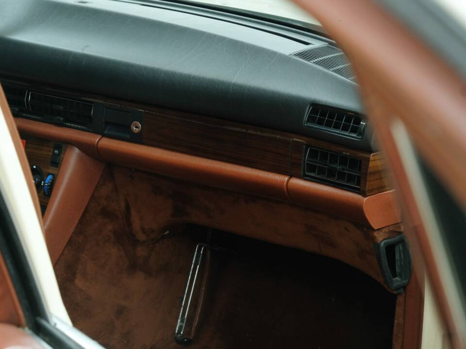 Bild 34/50 von Mercedes-Benz 380 SE (1980)