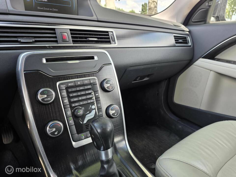 Image 26/44 of Volvo V 70 2.0 T5 (2012)