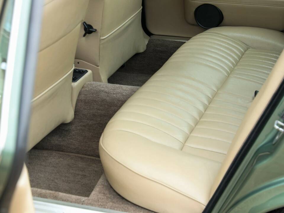 Image 32/50 of Jaguar XJ 6 4.2 (1985)