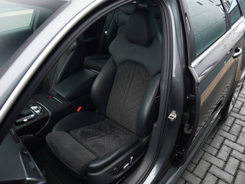 Immagine 16/50 di Audi RS6 Avant (2015)