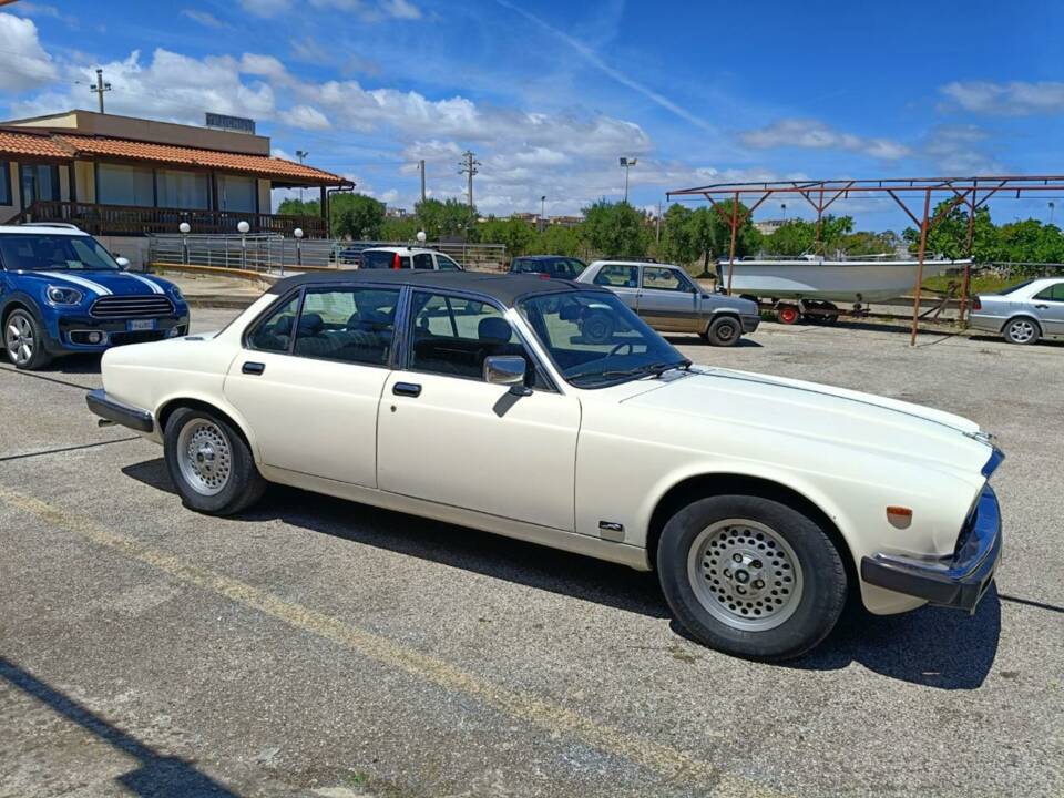 Image 3/50 of Jaguar XJ6 3.2 Sovereign (1983)