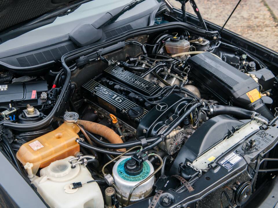 Bild 31/32 von Mercedes-Benz 190 E 2.5-16V (1992)