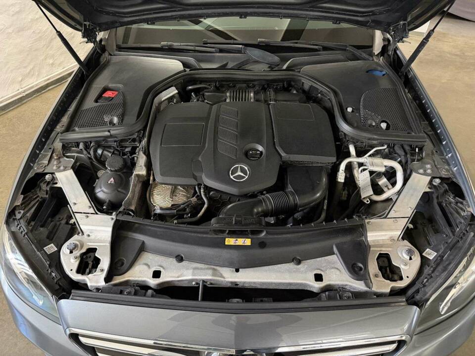 Image 32/32 of Mercedes-Benz E 200 d (2020)