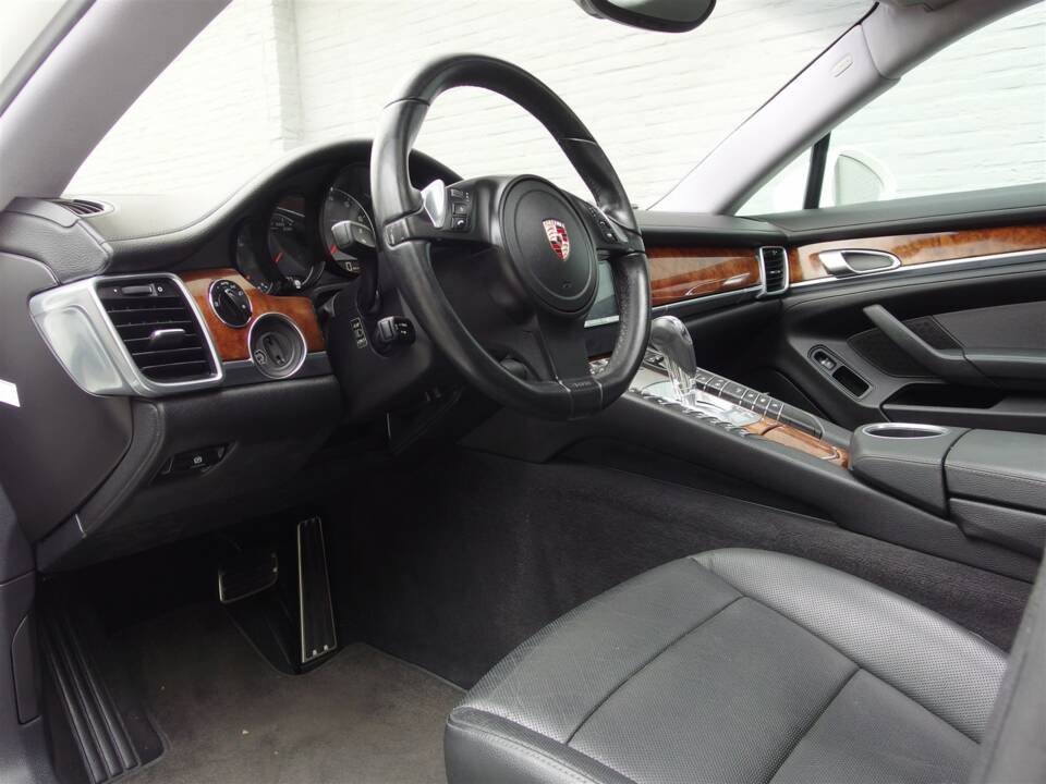 Image 47/98 of Porsche Panamera S (2010)
