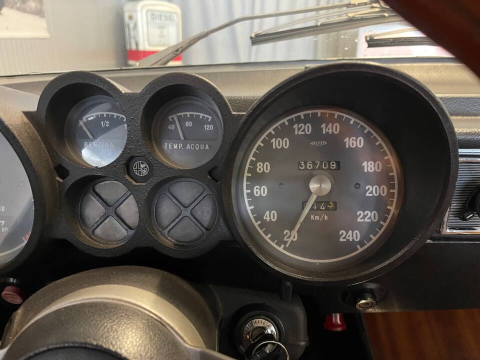 Image 9/18 de Alfa Romeo 2000 GT Veloce (1972)