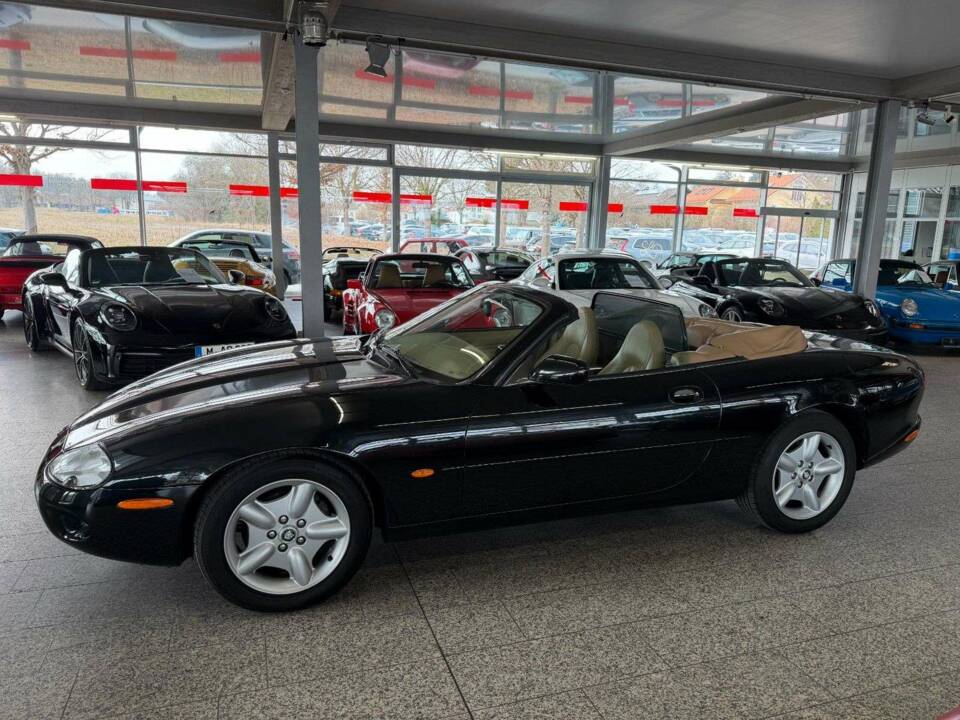Image 27/34 of Jaguar XK8 4.0 (1997)