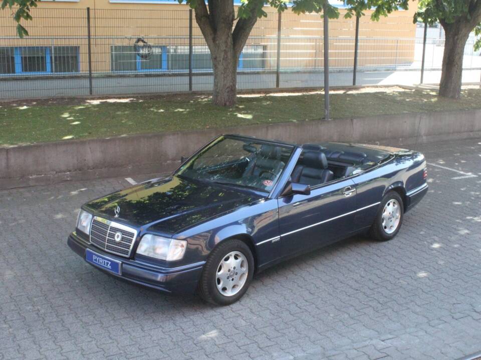 Image 3/21 of Mercedes-Benz E 320 (1995)