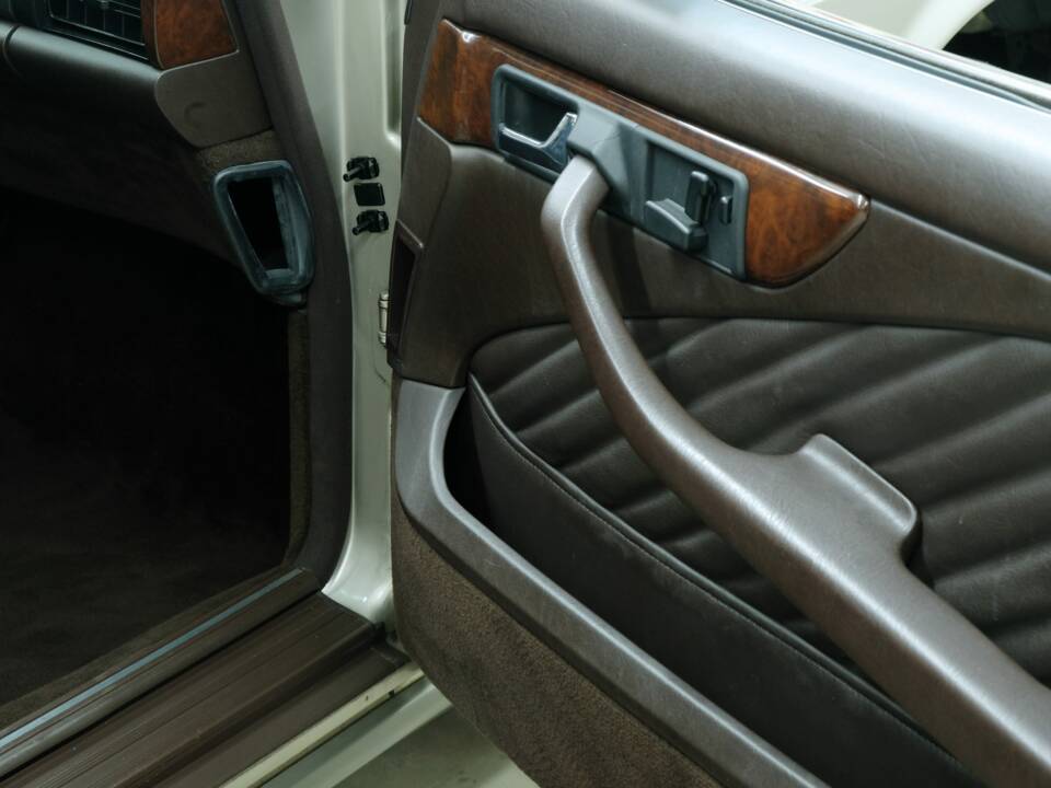 Image 32/50 of Mercedes-Benz 420 SEC (1989)