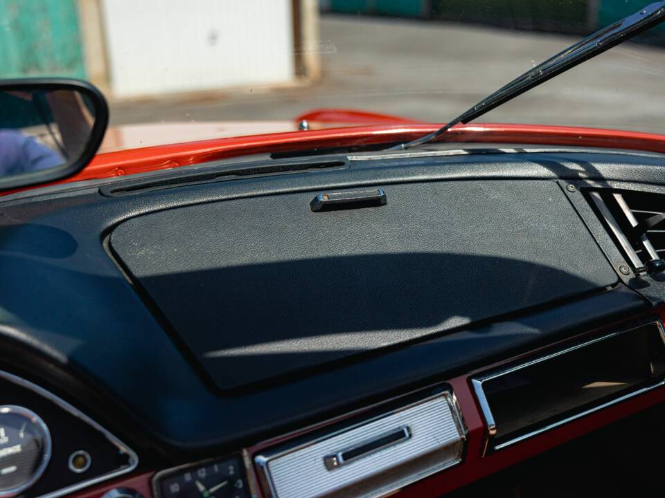 Image 43/56 of Citroën DS 21 Chapron (1967)