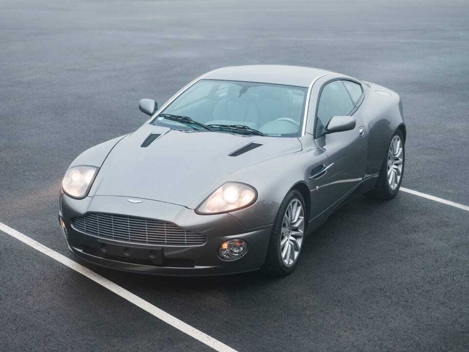 Image 5/23 of Aston Martin V12 Vanquish (2003)
